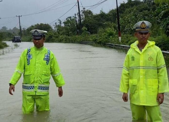 Banjir Rendam Bintan Timur, Polres Bintan Lakukan Pengalihan Arus dan Beri Bantuan Sembako