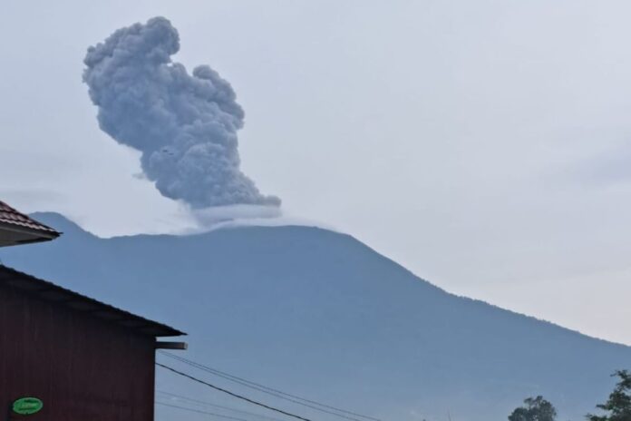 Status Waspada, Gunung Marapi Erupsi Dua Kali pada Jumat Sore