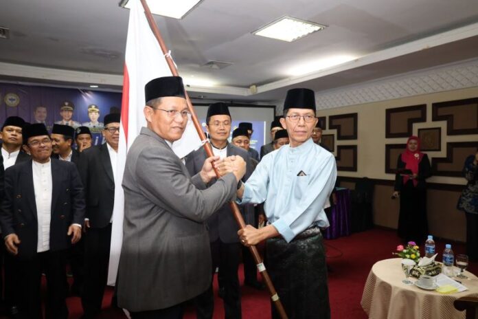 amsakar melantikan pengurus gmm kota batam Wali Kota Batam sekaligus Kepala BP Batam, Amsakar Achmad, menghadiri pelantikan pengurus Gerakan Masyarakat Madani (GMM) Kota Batam dan Yayasan Nazhir Wakaf Mitra Umat (Yazirat), Minggu (20/4).