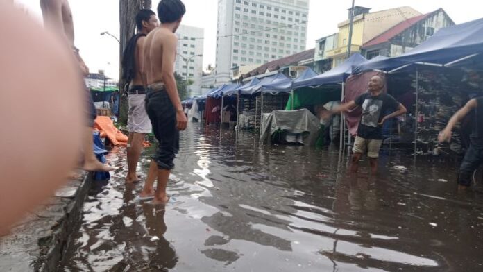 Hujan Deras Sebabkan Banjir di Depan Ramayana Jodoh, Batam