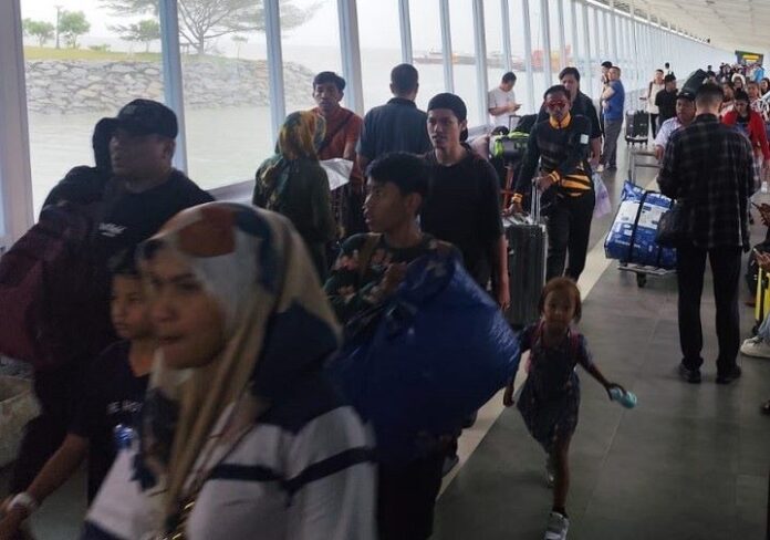 Diterjang Cuaca Ekstrem! Dua Kapal Ferry Tanjungpinang–Batam Tertunda, Ratusan Penumpang Tertahan di Pelabuhan (2) Diterjang Cuaca Ekstrem! Dua Kapal Ferry Tanjungpinang–Batam Tertunda, Ratusan Penumpang Tertahan di Pelabuhan