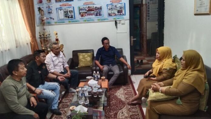 Jurnalisme Bukan Alat Ancaman-PWI Batam Turun Usut Dugaan Pemerasan oleh Oknum Wartawan di SMPN 26 Jurnalisme Bukan Alat Ancaman: PWI Batam Turun Usut Dugaan Pemerasan oleh Oknum Wartawan di SMPN 26