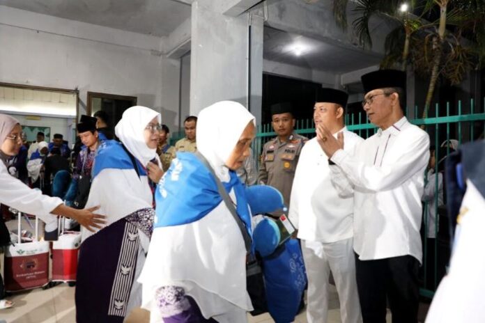 Kloter I Calon Jemaah Haji Batam Berangkat ke Tanah Suci, Embarkasi Batam Mulai Operasional (2) Kloter I Calon Jemaah Haji Batam Berangkat ke Tanah Suci, Embarkasi Batam Mulai Operasional