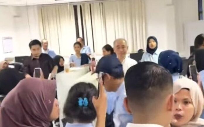 Maruwa Bangkrut, Ratusan Karyawan Tak Digaji! “Bayar Pakai Uang, Bukan Daun!” Teriakan Protes Gegerkan Batam (3) Maruwa Bangkrut, Ratusan Karyawan Tak Digaji! “Bayar Pakai Uang, Bukan Daun!” Teriakan Protes Gegerkan Batam