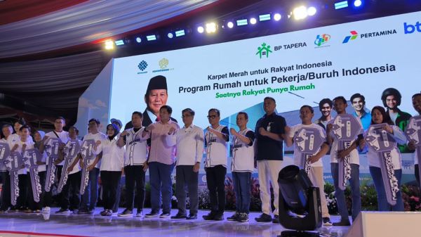 Pemerintah Serahkan 100 Unit Rumah Subsidi untuk Buruh di 5 Daerah, Mayday 2025 Jadi Momen Bersejarah! (2) Pemerintah Serahkan 100 Unit Rumah Subsidi untuk Buruh di 5 Daerah, Mayday 2025 Jadi Momen Bersejarah!