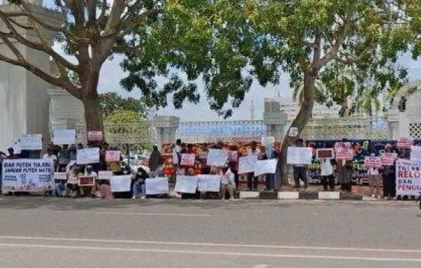 Protes Penggusuran Kebun Tanpa Pemberitahuan, Warga Rempang Datangi Kantor Wali Kota Batam (3) Protes Penggusuran Kebun Tanpa Pemberitahuan, Warga Rempang Datangi Kantor Wali Kota Batam