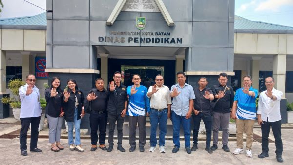 Satgas PWI Batam Siap Dibentuk- Sekolah Kini Punya Tameng Lawan Teror Oknum Wartawan Berlagak Preman Satgas PWI Batam Siap Dibentuk: Sekolah Kini Punya Tameng Lawan Teror Oknum Wartawan Berlagak Preman