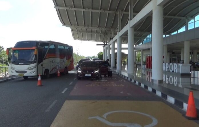 Saya Bukan Ojol, Saya Putri Pariwisata Kepri! — Efi Aya Jadi Korban Intimidasi dan Rasisme di Bandara Tanjungpinang (2) "Saya Bukan Ojol, Saya Putri Pariwisata Kepri!" — Efi Aya Jadi Korban Intimidasi dan Rasisme di Bandara Tanjungpinang