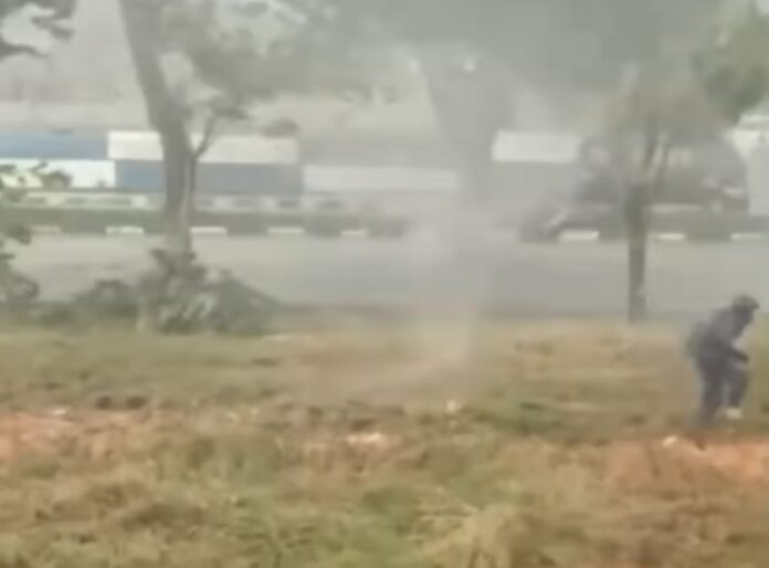 angin puting beliung di batam Kejadian Mencekam! Pria Terbanting Diterjang Puting Beliung di Tengah Hujan Ekstrem Batam!
