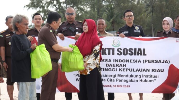 kajati kepri menggelar baksos dalam rangka hut ke 74 persaja Kajati Kepri Teguh Subroto Gelar Bakti Sosial di Pulau Tunjuk dan Terkulai Sambut HUT ke-74 PERSAJA