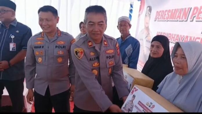 Bedah Rumah dan 40 Sembako- Kado Manis Polri untuk Warga Kampung Bugis di Hari Bhayangkara Bedah Rumah dan 40 Sembako: Kado Manis Polri untuk Warga Kampung Bugis di Hari Bhayangkara