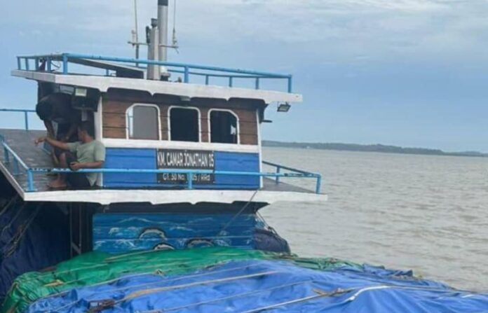 Kapal Berisi Ribuan Goni Beras Ilegal Dicegat di Laut Batam, Diduga Milik Bos Besar!