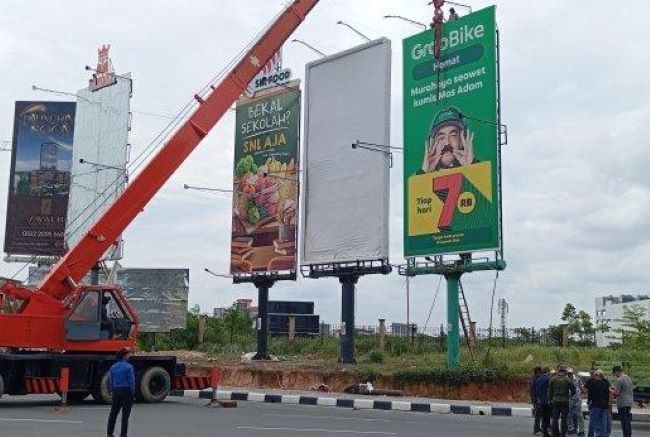 Reklame Sudah Bayar Pajak Malah Dibongkar! Pengusaha Periklanan Batam Geram, ‘Kami Merasa Dikorbankan!’ Reklame Sudah Bayar Pajak Malah Dibongkar! Pengusaha Periklanan Batam Geram, ‘Kami Merasa Dikorbankan!’