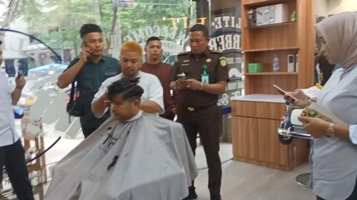 buron kejari batam ditangkap saat potong rambut Lagi Pangkas Rambut, Buronan Kasus Limbah Rp1,7 M Diringkus di Barbershop Batam