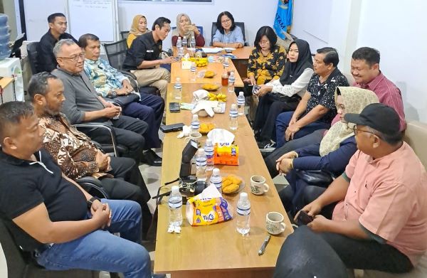 diskusi pwi kepri dan pwi batam dengan para kepsek se kepri PWI Kepri dan PWI Batam Bongkar Modus Preman Berkedok Wartawan, Kepala Sekolah Diminta Lawan Intimidasi!