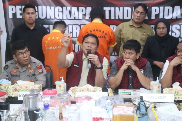 ditresnarkoba membongkar pabrik rumahan narkoba di harbour bay Pabrik Narkoba di Apartemen Mewah Batam Terbongkar! Ribuan Ekstasi & Ketamine Siap Edar Disita, Diduga Bisa Rusak 24 Ribu Jiwa!