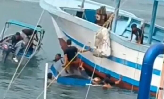 Detik-Detik Mencekam! Kapal Terbalik di Pelabuhan Kijang, Anak-Anak Teriak Minta Tolong di Tengah Laut!
