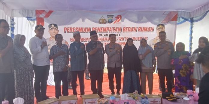 kapolresta tanjungpinang resmikan rumah bedah baru Polresta Tanjungpinang Hadirkan Rumah Baru untuk Warga Kampung Bugis di Hari Bhayangkara ke-79