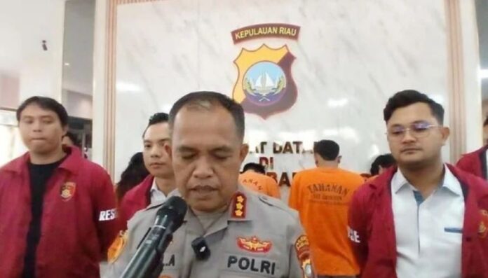 modus baru perampokan cod di batam Modus Baru di Batam! Pasutri Menyamar Jadi Polisi, Rampok 3 HP Saat COD!