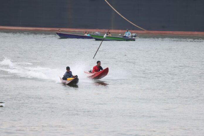 perahu ketinting adu cepat di hari bhayangkara ke 79 polda kepri Hari Bhayangkara Pecah di Laut! Polda Kepri Gelar Adu Sampan, Tanjung Riau Heboh
