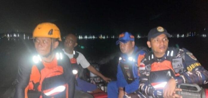tim sar mencari korban tenggelam di selat nenek batam Maut Mengintai di Tengah Laut! Kapal Pembawa Tim Sepak Bola Tenggelam di Selat Nenek Batam, 7 Orang Masih Hilang!