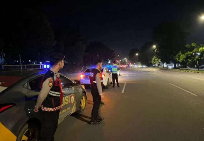 Batam Panas Dingin Tengah Malam! Satlantas Barelang Grebek Titik Balap Liar, ‘Anak Gaspol’ Kocar-Kacir! Batam Panas Dingin Tengah Malam! Satlantas Barelang Grebek Titik Balap Liar, ‘Anak Gaspol’ Kocar-Kacir!