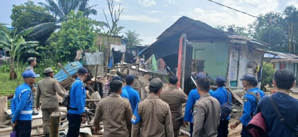 Dua Ruli Dirobohkan di Kampung Madani! Tempat Kos Ini Jadi Sarang Narkoba, Tim Gabungan Batam Bertindak Tanpa Ampun! (2) Dua Ruli Dirobohkan di Kampung Madani! Tempat Kos Ini Jadi Sarang Narkoba, Tim Gabungan Batam Bertindak Tanpa Ampun!