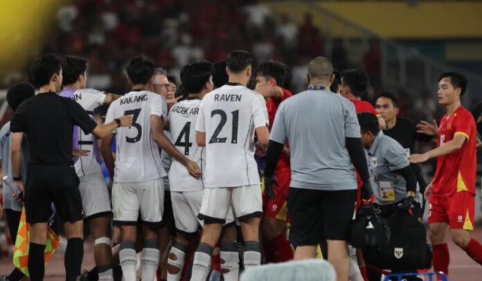 Emosi Memuncak! Ofisial Timnas U-23 Kena Kartu Merah di Final AFF, Gara-Gara Botol Air?