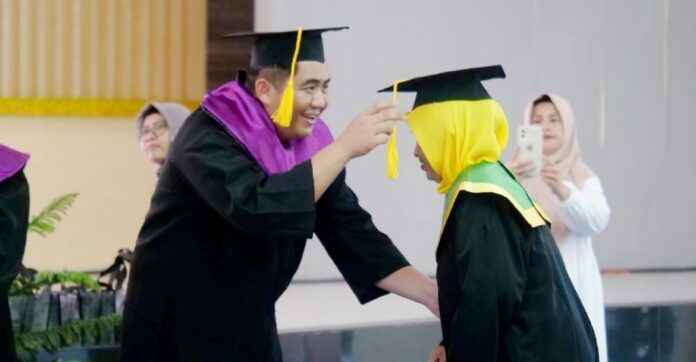Mengharukan! Puluhan Lansia di Bintan Diwisuda, Arabu 63 Tahun Jadi Lulusan Terbaik Sekolah Lansia