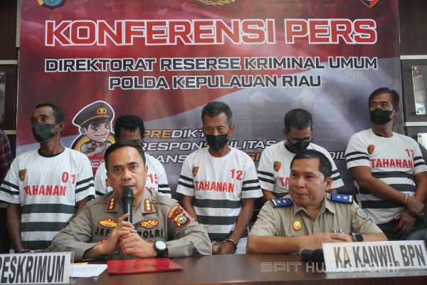 Skandal Pemalsu Sertifikat Tanah Batam Terbongkar! Tiga Tersangka Resmi Ditetapkan, Nama Jhoni Masih Misterius Skandal Pemalsu Sertifikat Tanah Batam Terbongkar! Tiga Tersangka Resmi Ditetapkan, Nama Jhoni Masih Misterius