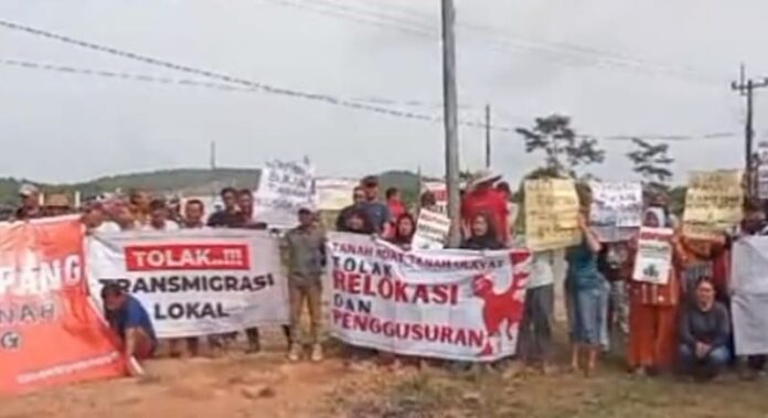 Warga Rempang Tagih Janji Kampanye Wali Kota Amsakar, Tolak Relokasi dan Transmigrasi Lokal! Warga Rempang Tagih Janji Kampanye Wali Kota Amsakar, Tolak Relokasi dan Transmigrasi Lokal!