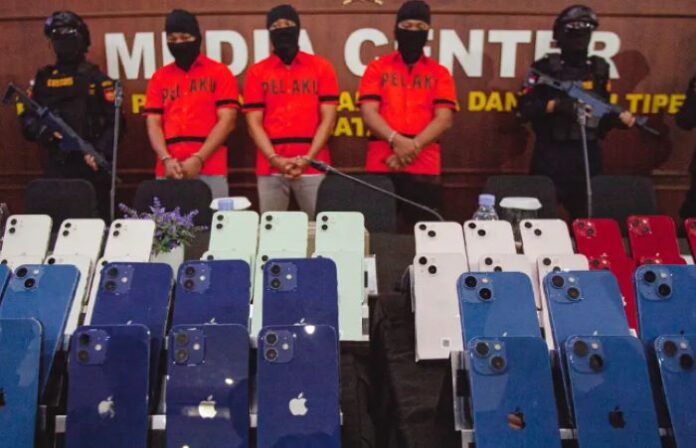 Ketahuan! Penumpang Gunakan Ojol untuk Selundupkan 327 iPhone di Bandara Hang Nadim