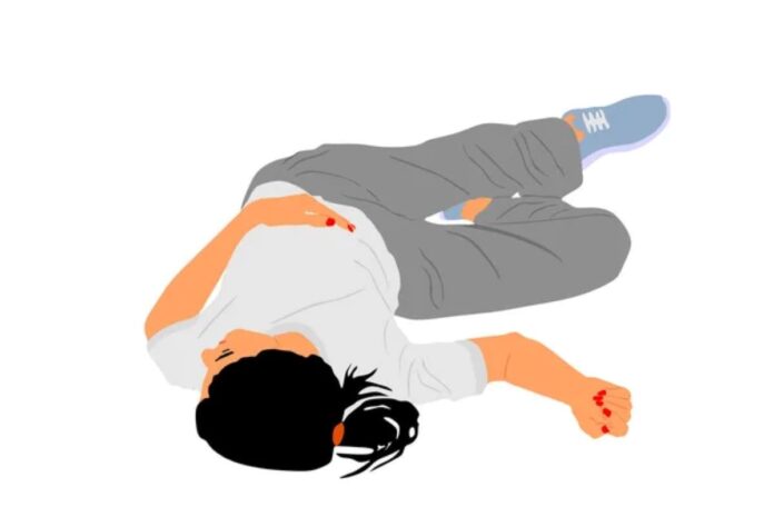 ilustrasi wanita mabuk tergeletak di lantai (2) Geger! Dikira Tewas di Parkiran Hotel Batam, Dua Wanita Ini Ternyata Cuma Mabuk Berat!