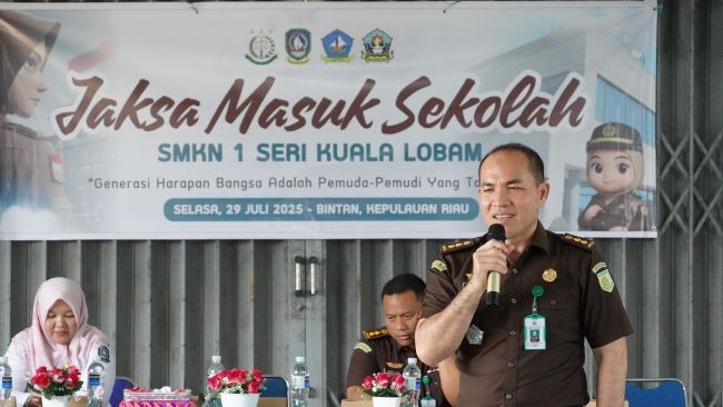 jaksa masuk sekolah kejati kepri Kejati Kepri Didik Generasi Emas! Siswa SMKN 1 Dapat ‘Wejangan Hukum’ tentang Narkoba, Bullying, dan Medsos