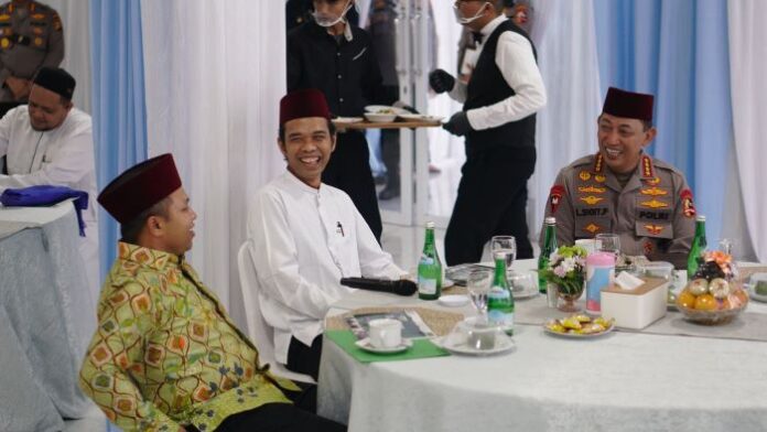 kapolri-uas dan gubernur riau silaturahmi Kapolri dan UAS, pantun Melayu, Rocky Gerung, green policing Riau