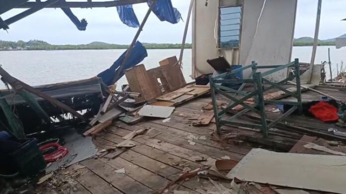 4 Rumah & 5 Kapal Rusak, Tongkang Hanyut Terjang Dapur 12 Batam (2) 4 Rumah & 5 Kapal Rusak, Tongkang Hanyut Terjang Dapur 12 Batam