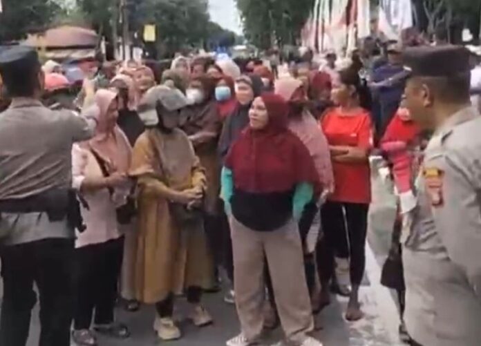 Beras Langka di Karimun, Emak-emak Geruduk Kantor Bea Cukai Kepri