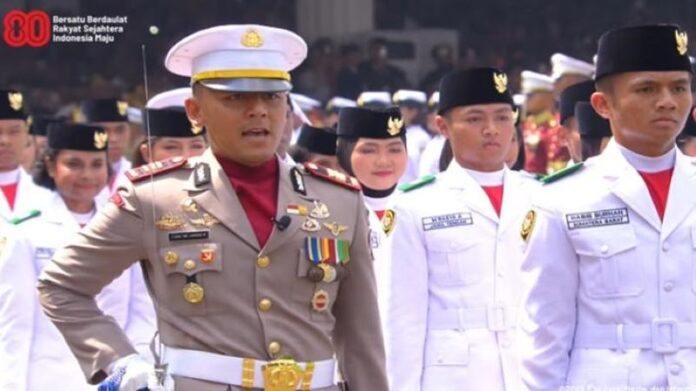 Bikin Batam Bangga! Kapolsek Batu Aji AKP Raden Bimo Jadi Komandan Paskibraka di Istana Merdeka (2) Bikin Batam Bangga! Kapolsek Batu Aji AKP Raden Bimo Jadi Komandan Paskibraka di Istana Merdeka