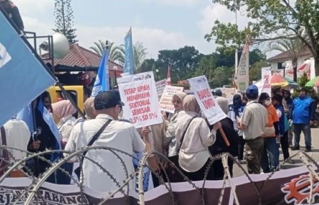 Buruh Batam Kepung Kantor Wali Kota! 9 Tuntutan Mengguncang Jalanan, dari Stop PHK hingga Hapus UWTO (3) Buruh Batam Kepung Kantor Wali Kota! 9 Tuntutan Mengguncang Jalanan, dari Stop PHK hingga Hapus UWTO