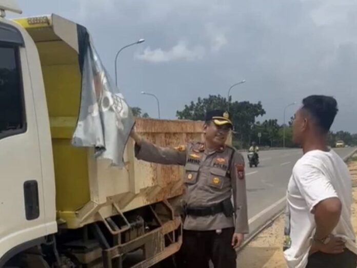 dump truk bendera One Piece, dump truk unik Batam, truk pasang bendera bajak laut, truk One Piece viral, dump truk hiasan unik, berita viral Batam