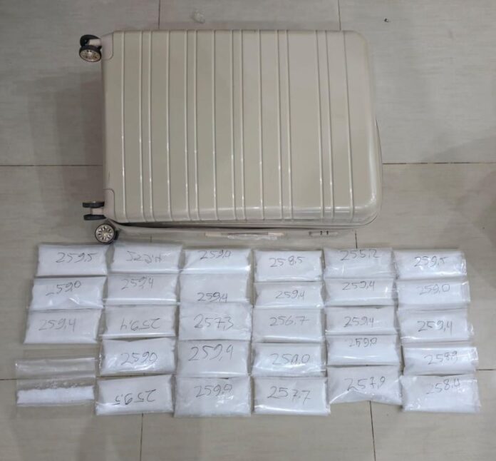 Geger di Bandara SSK II Pekanbaru! Polda Riau Gagalkan Penyelundupan 13 Kg Sabu dalam Koper, 4 Orang Ditangkap (2) Geger di Bandara SSK II Pekanbaru! Polda Riau Gagalkan Penyelundupan 13 Kg Sabu dalam Koper, 4 Orang Ditangkap