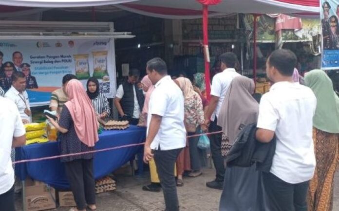 Gerakan Pangan Murah di Batam Diserbu, Harga Beras & Minyak Goreng Bikin Warga Antusias! (2) Gerakan Pangan Murah di Batam Diserbu, Harga Beras & Minyak Goreng Bikin Warga Antusias!