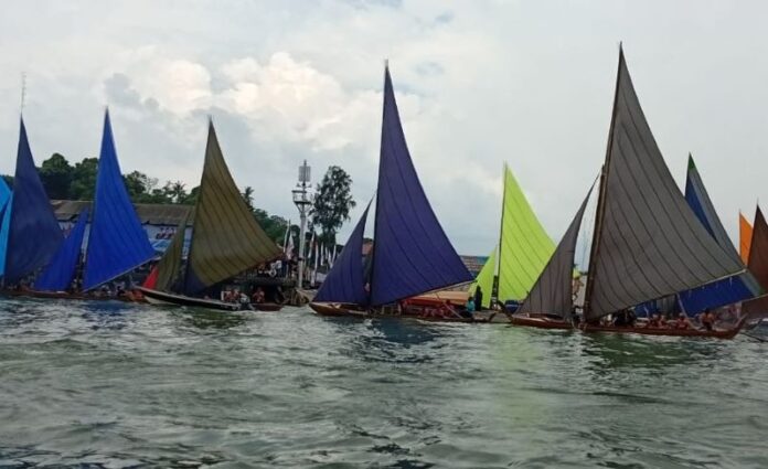HUT ke-80 RI di Tengah Laut! Lomba Sampan Layar Belakang Padang Jadi Pesta Rakyat Maritim Kepri (3) HUT ke-80 RI di Tengah Laut! Lomba Sampan Layar Belakang Padang Jadi Pesta Rakyat Maritim Kepri