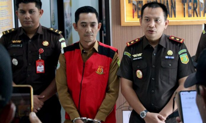 Kades Perayu Karimun Ditangkap! Dana Desa Rp500 Juta Raib, Istri Jadi ‘Rekening Penampung’ (2) Kades Perayu Karimun Ditangkap! Dana Desa Rp500 Juta Raib, Istri Jadi ‘Rekening Penampung’