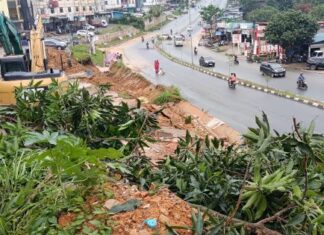 Longsor Terjadi di Batam! Tembok Penahan Tanah Ruko Bengkong Hampir Roboh ke Jalan Longsor Terjadi di Batam! Tembok Penahan Tanah Ruko Bengkong Hampir Roboh ke Jalan