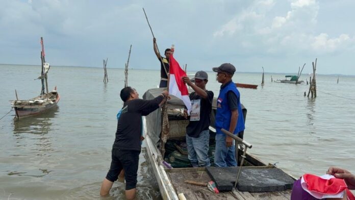 Nelayan Batam Rayakan HUT RI ke-80 dengan Cara Istimewa Polda Kepri bagi-bagi bendera, Polda Kepri HUT RI ke-80, Polda Kepri bagikan bendera Merah Putih, Bendera Merah Putih untuk nelayan Batam, HNSI Kepri, HNSI Batam, Bendera di kapal nelayan, Merah Putih di tengah laut