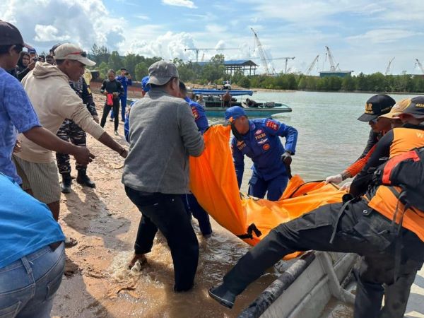 Pekerja Kapal Tongkang di Batam Ditemukan Tewas Usai Jatuh ke Laut, SAR Tutup Operasi (2) Pekerja Kapal Tongkang di Batam Ditemukan Tewas Usai Jatuh ke Laut, SAR Tutup Operasi