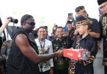 Rapper AS Melly Mike Meriahkan Pacu Jalur Kuansing, Kolaborasi dengan Bocah Viral Aura Farming! Rapper AS Melly Mike Meriahkan Pacu Jalur Kuansing, Kolaborasi dengan Bocah Viral Aura Farming!