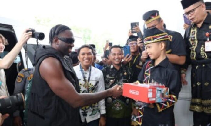 Rapper AS Melly Mike Meriahkan Pacu Jalur Kuansing, Kolaborasi dengan Bocah Viral Aura Farming! (2) Rapper AS Melly Mike Meriahkan Pacu Jalur Kuansing, Kolaborasi dengan Bocah Viral Aura Farming!