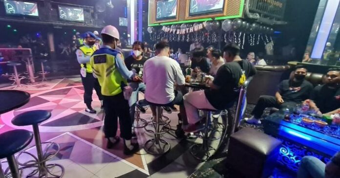 Razia Malam Satpom Lanud Hang Nadim Guncang Batam! THM & Gelper Disisir, 1 Pengunjung Diamankan Tanpa Identitas (2) Razia Malam Satpom Lanud Hang Nadim Guncang Batam! THM & Gelper Disisir, 1 Pengunjung Diamankan Tanpa Identitas